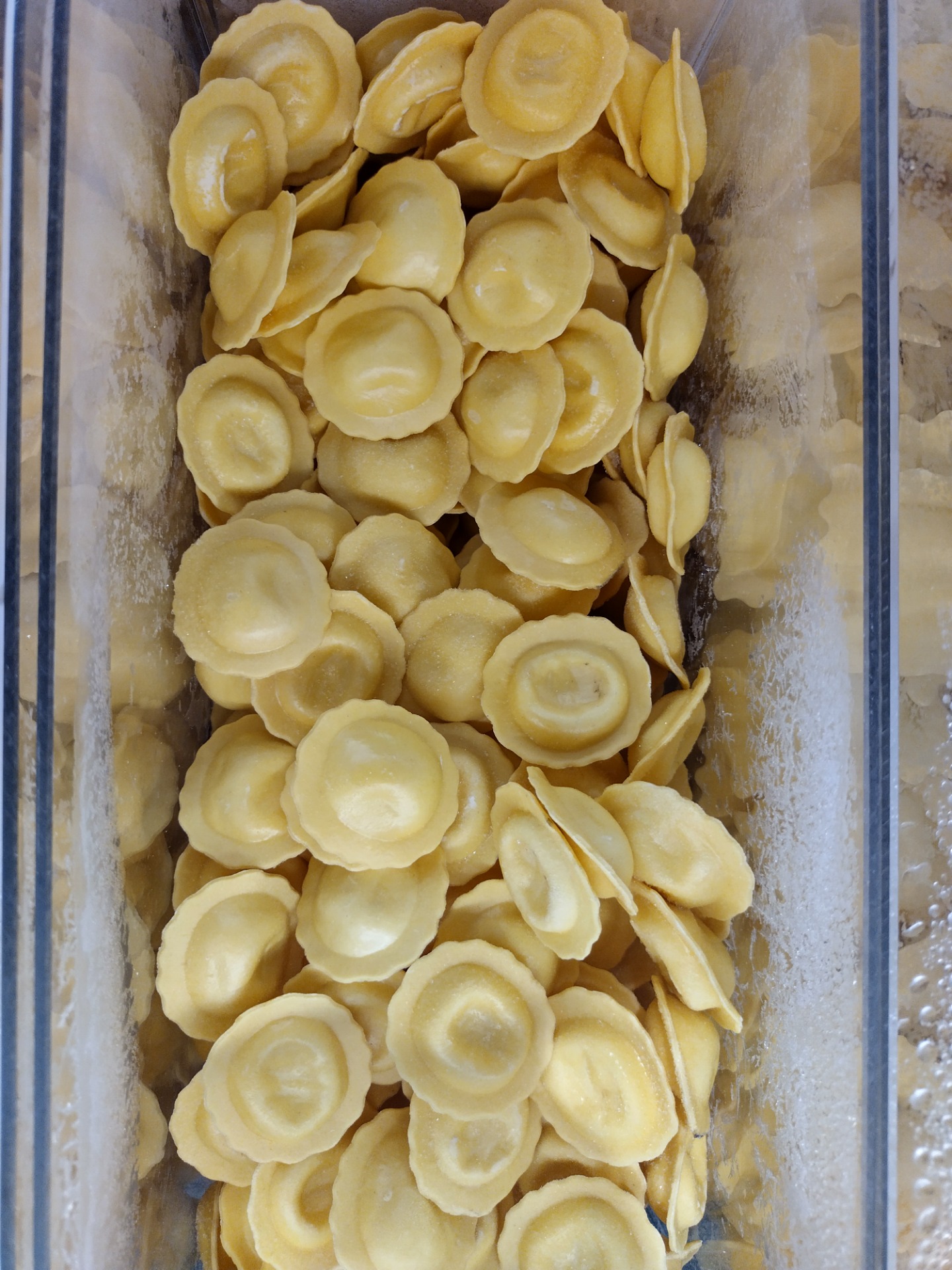 TUOREPASTA FIORELLINO: RICOTTA-JUUSTO JA TRYFFELITÄYTTEELLÄ