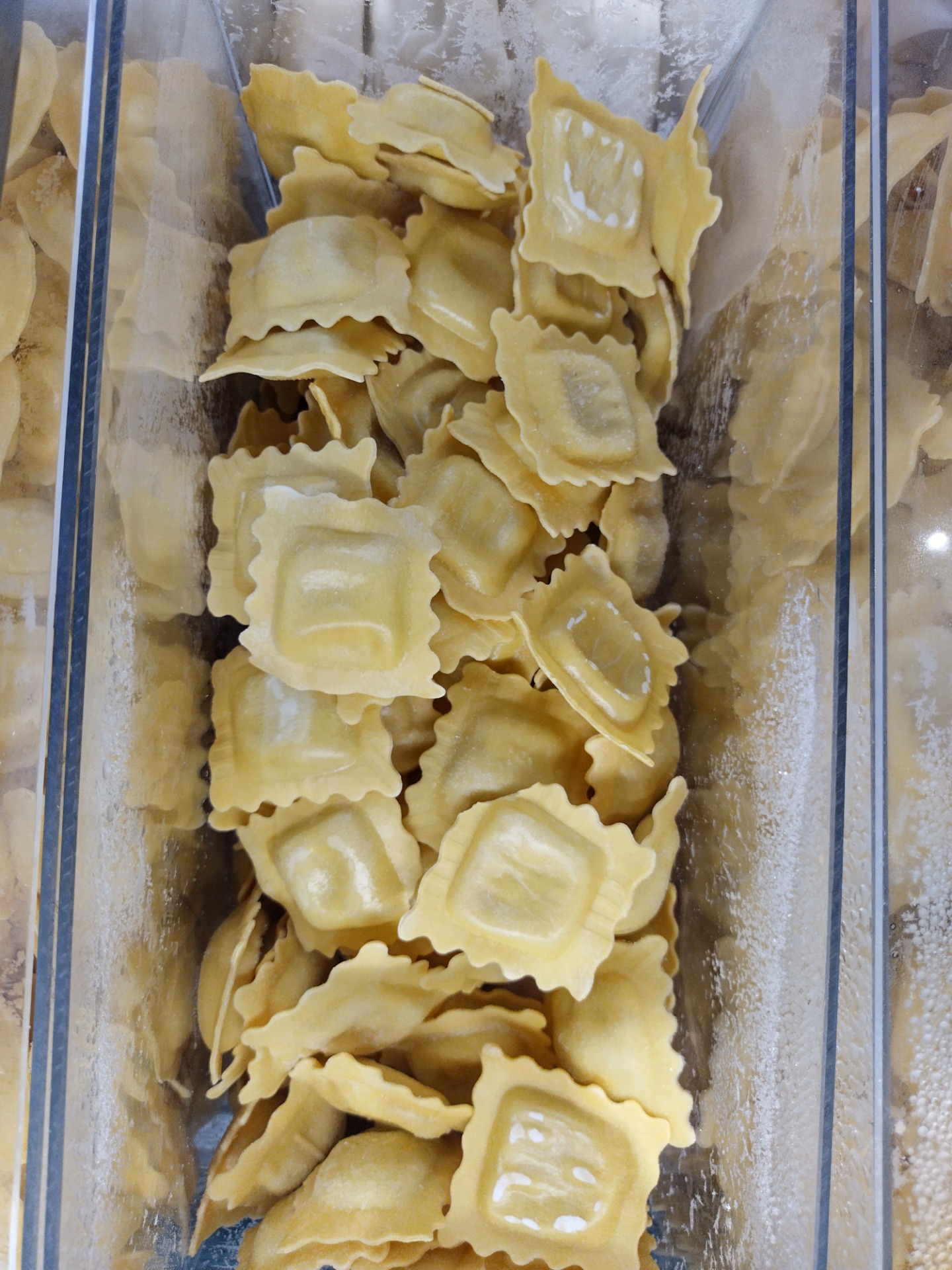 TUOREPASTA RAVIOLI: GORGONZOLA SINIHOMEJUUSTOTÄYTTEELLÄ