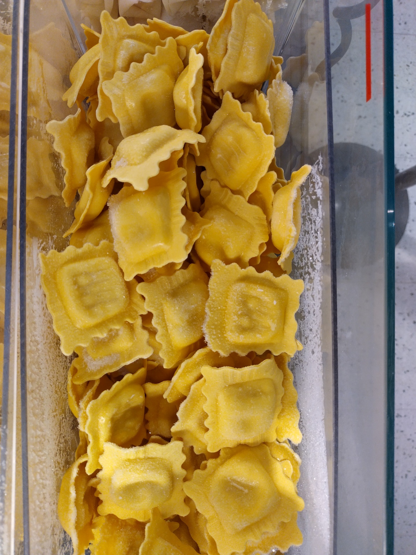 TUOREPASTA RAVIOLI: LAMPAANMAITOJUUSTO JA PIPPURITÄYTTEELLÄ