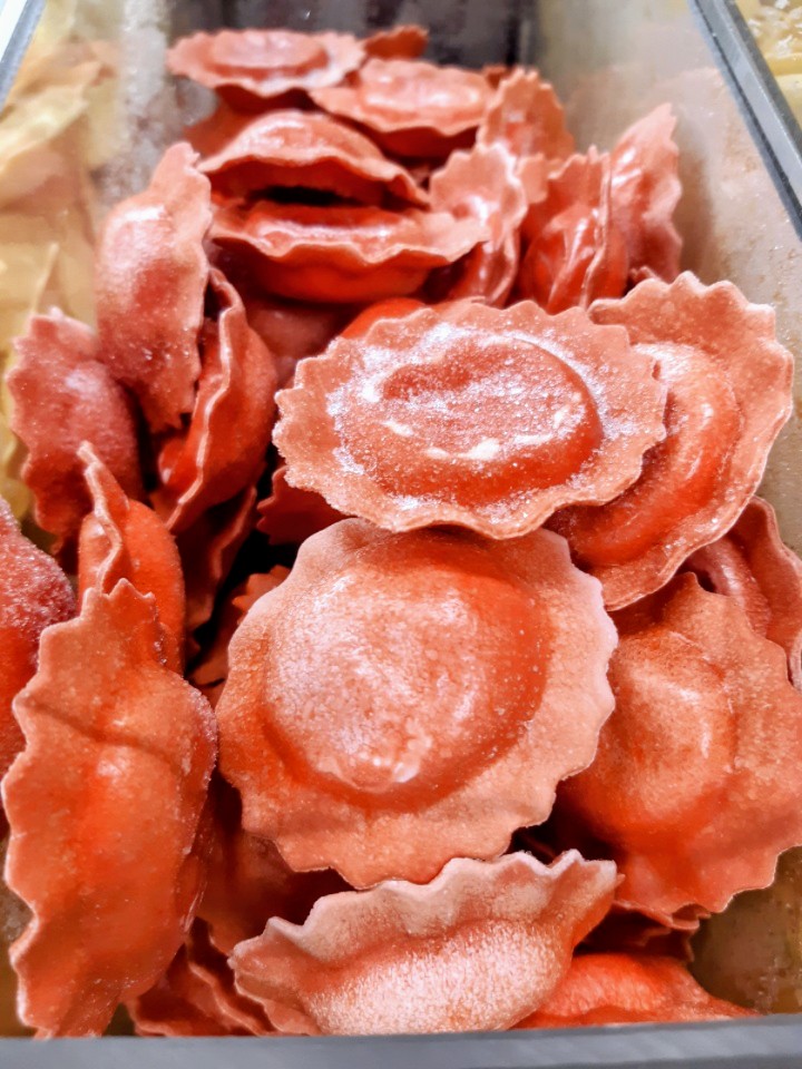 TUOREPASTA RAGGIO DI SOLE PAISTETTU MUNAKOISO, MOZZARELLA JA TOMAATTI TÄYTTEELLÄ