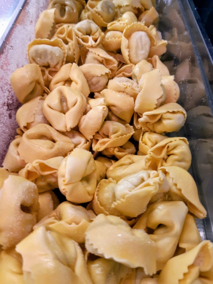 TUOREPASTA TORTELLONI RICOTTA-, PINAATTI JA MASCARPONETÄYTTEELLÄ