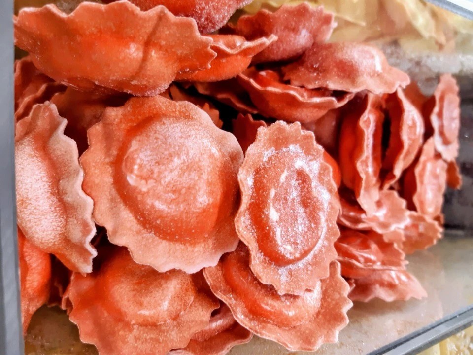 TUOREPASTA RAGGIO DI SOLE PAISTETTU MUNAKOISO, MOZZARELLA JA TOMAATTI TÄYTTEELLÄ