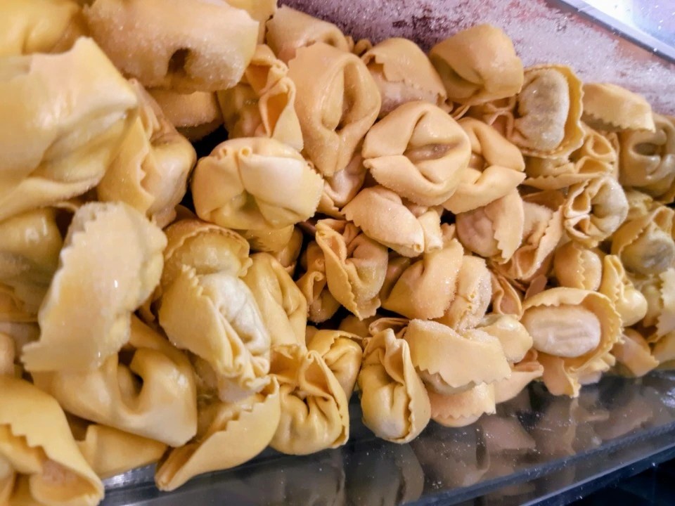TUOREPASTA TORTELLONI RICOTTA-, PINAATTI JA MASCARPONETÄYTTEELLÄ