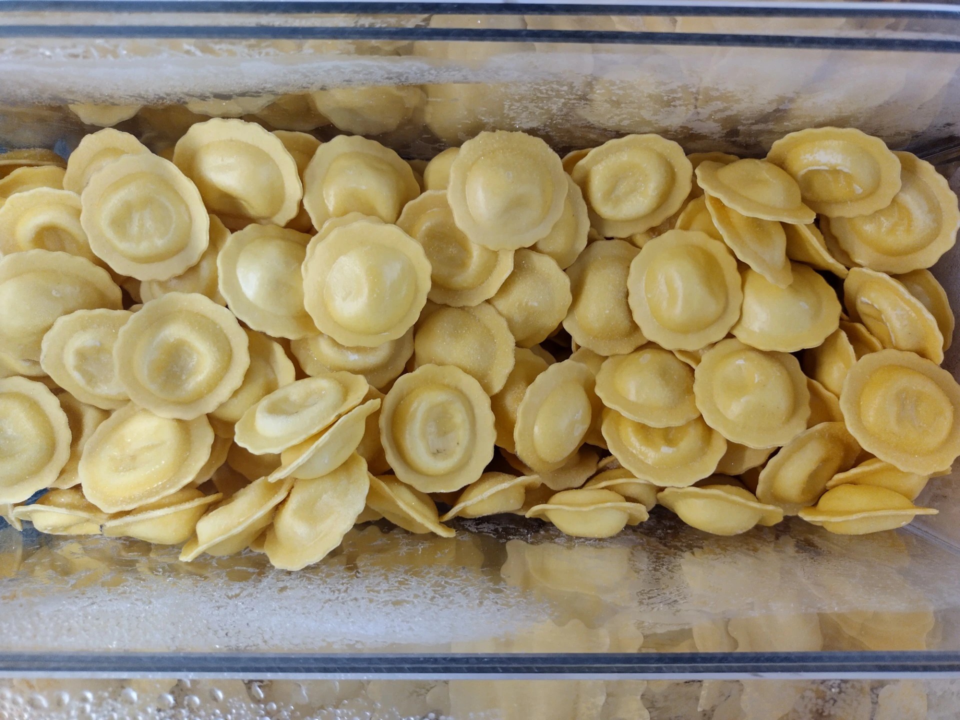TUOREPASTA FIORELLINO: RICOTTA-JUUSTO JA TRYFFELITÄYTTEELLÄ