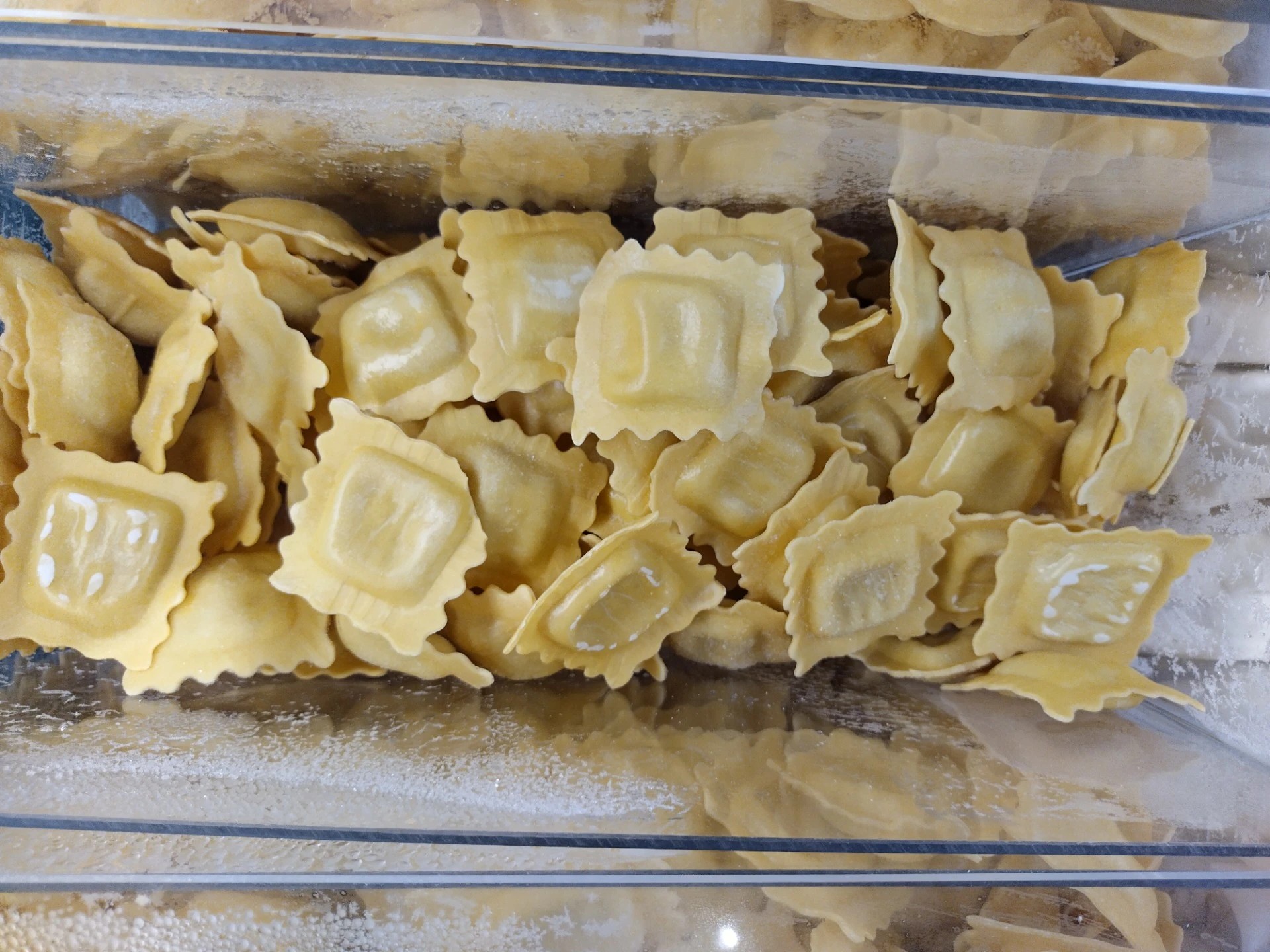 TUOREPASTA RAVIOLI: GORGONZOLA SINIHOMEJUUSTOTÄYTTEELLÄ