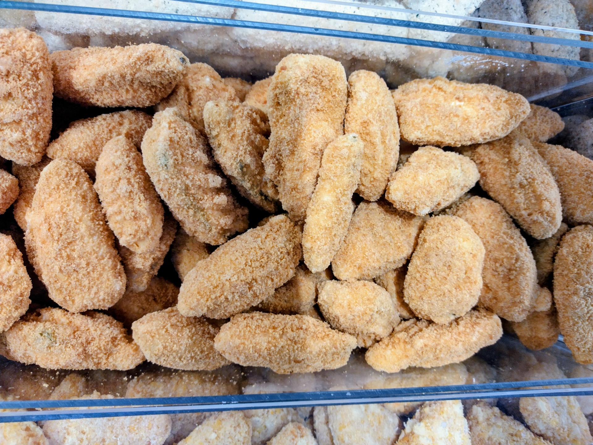 Cheddar-juustolla täytetty jalapenon puolikas