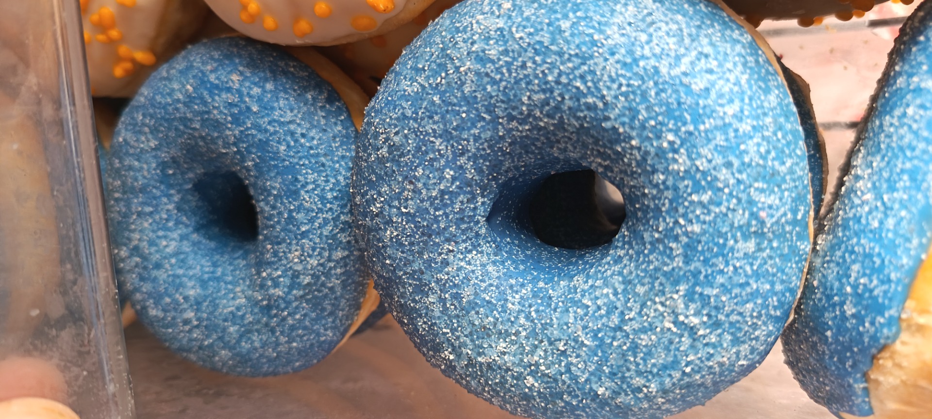 SOUR BUBBLE GUM DONITSI